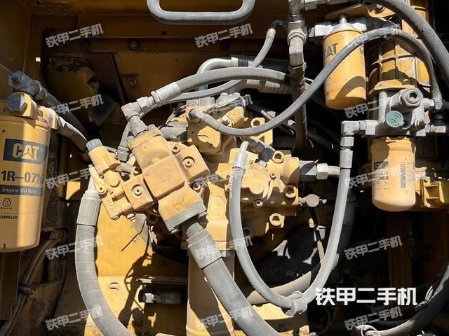 液压泵舱室正面整体（整机外观）