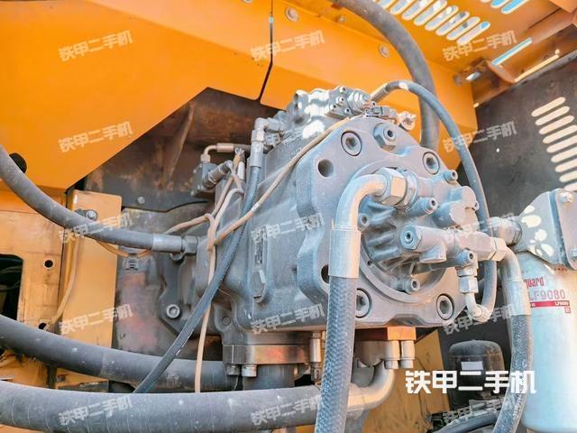 液壓泵艙室正面整體（整機外觀）