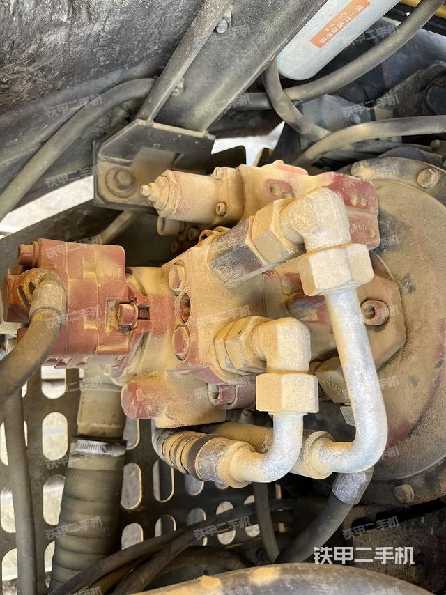 液压泵舱室正面整体（整机外观）