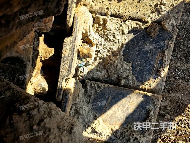 右驅(qū)動輪（行走機構(gòu)）