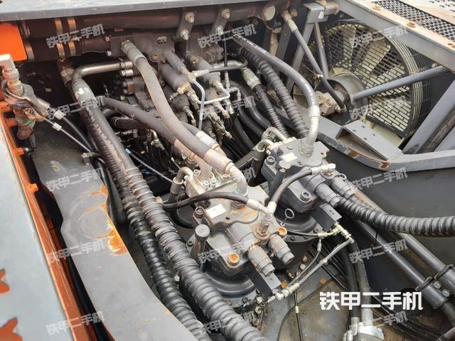 回转马达和主控阀（整机外观）