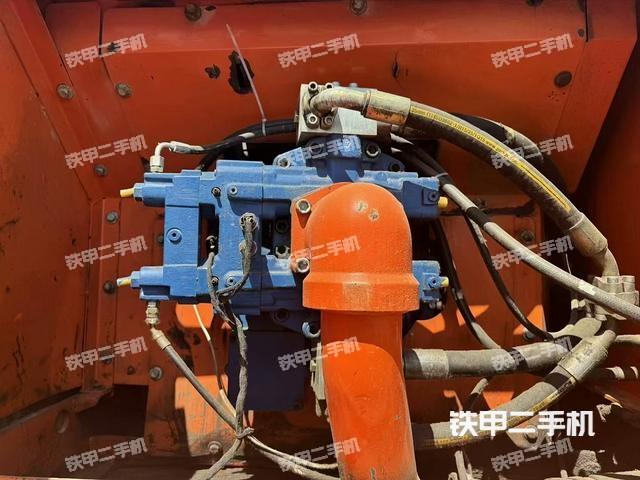 液压泵舱室正面整体（整机外观）