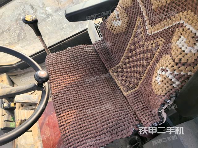 驾驶室内座椅、仪表操作手柄全景（压路机驾驶室）