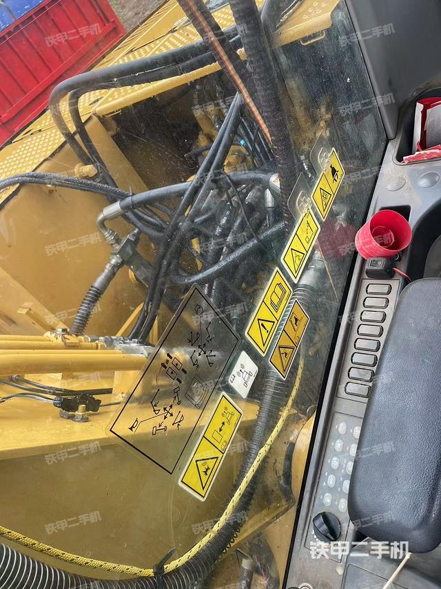 行走控制手柄和踏板 俯拍（驾驶室部分）