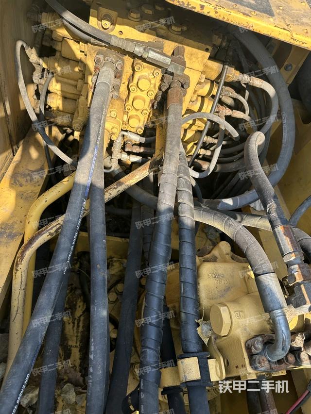 回转马达和主控阀（整机外观）