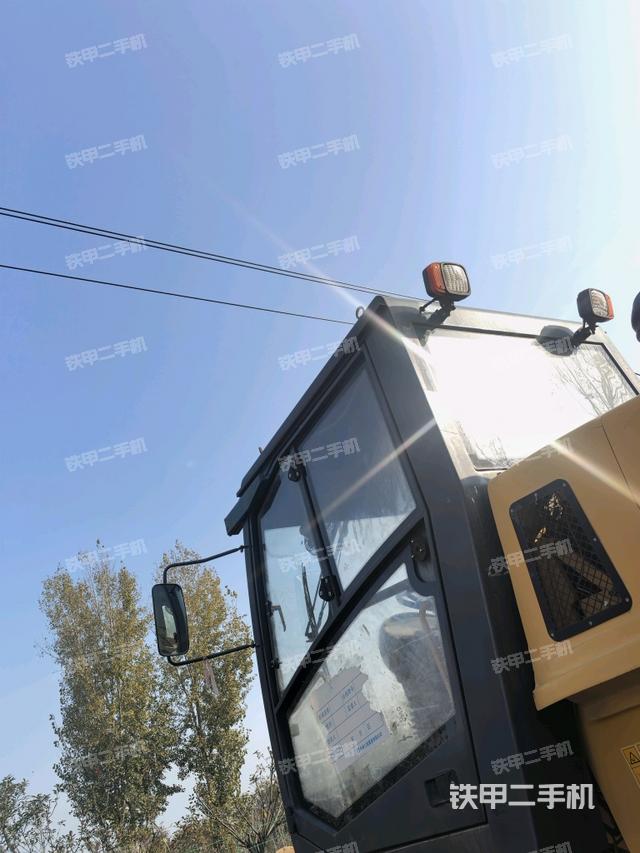 右侧正面照（压路机驾驶室）