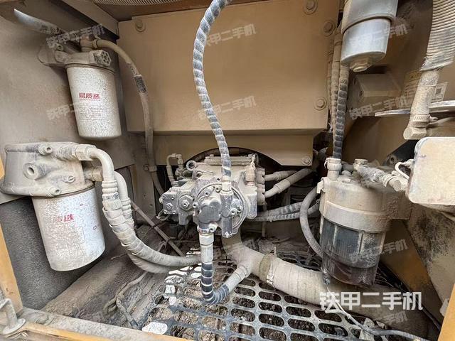 液压泵舱室正面整体（整机外观）