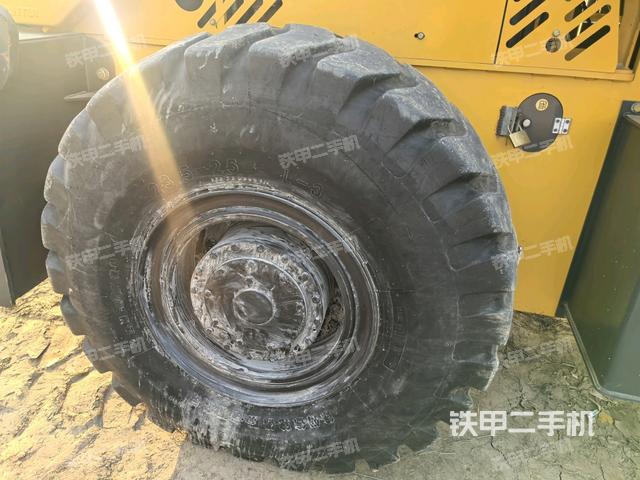 后轮右侧全景（压路机前后车架）