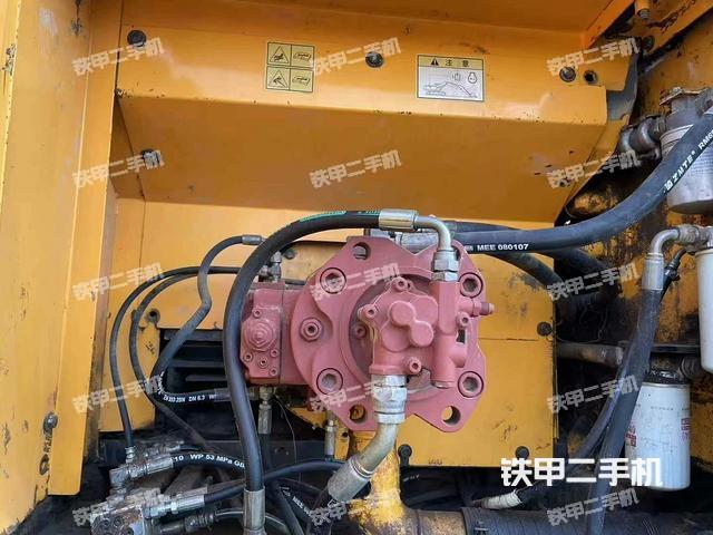 液压泵舱室正面整体（整机外观）