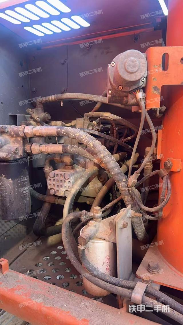 液压泵舱室正面整体（整机外观）