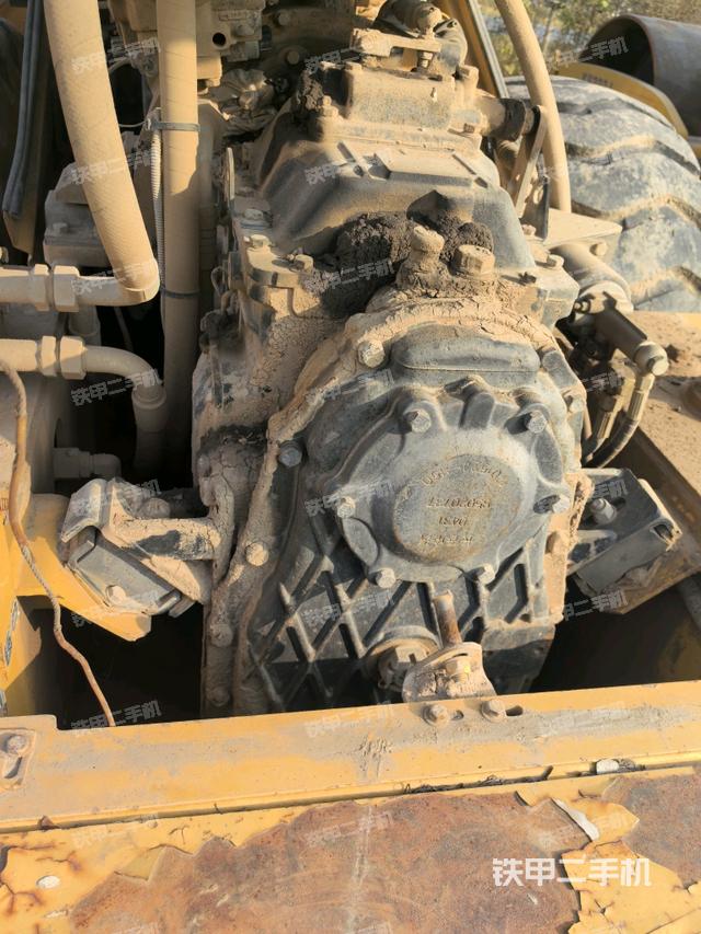 发动机上部全景（压路机发动机舱）