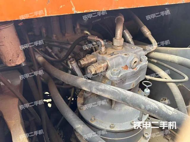 回转马达和主控阀（整机外观）