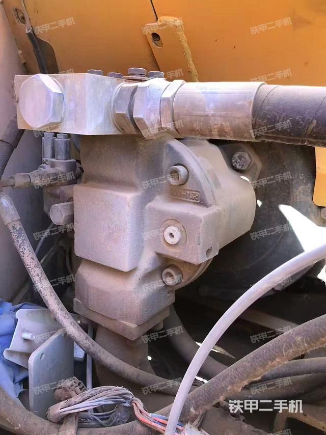 液压泵舱室正面整体（整机外观）