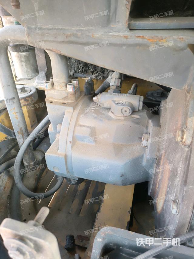 液压泵舱室正面整体（整机外观）