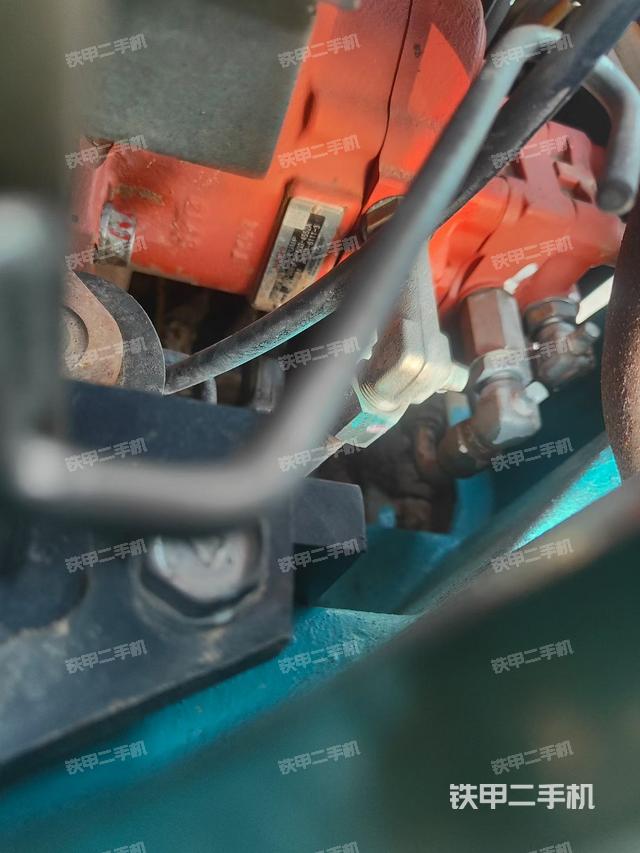 液压泵舱室正面整体（整机外观）