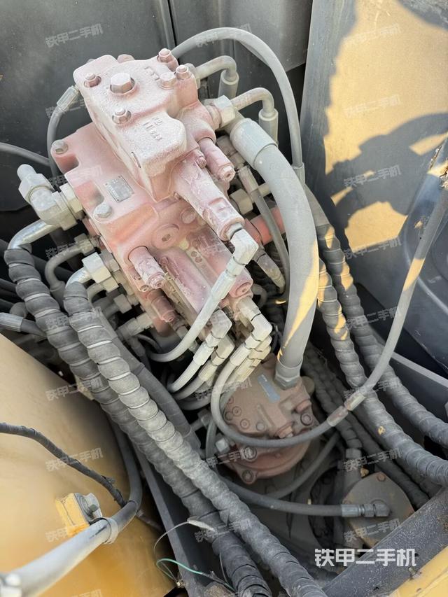 回转马达和主控阀（整机外观）