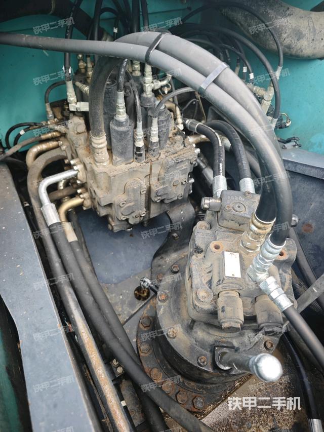 回轉(zhuǎn)馬達(dá)和主控閥（整機(jī)外觀）