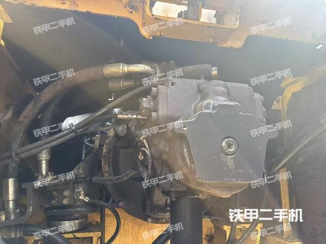 液压泵舱室正面整体（整机外观）