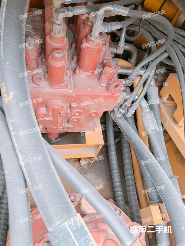 回转马达和主控阀（整机外观）