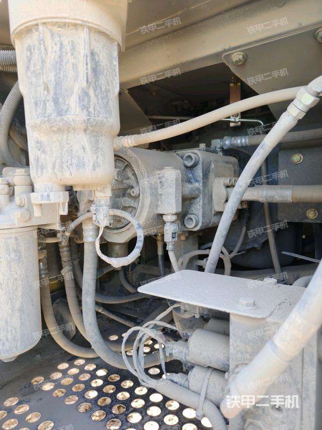 液压泵舱室正面整体（整机外观）