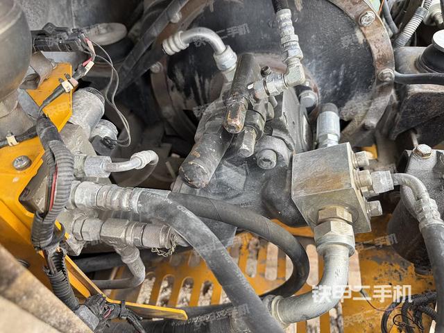 液壓泵艙室正面整體（整機(jī)外觀）