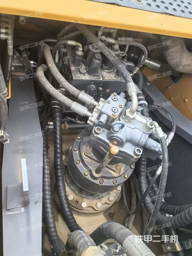 回转马达和主控阀（整机外观）