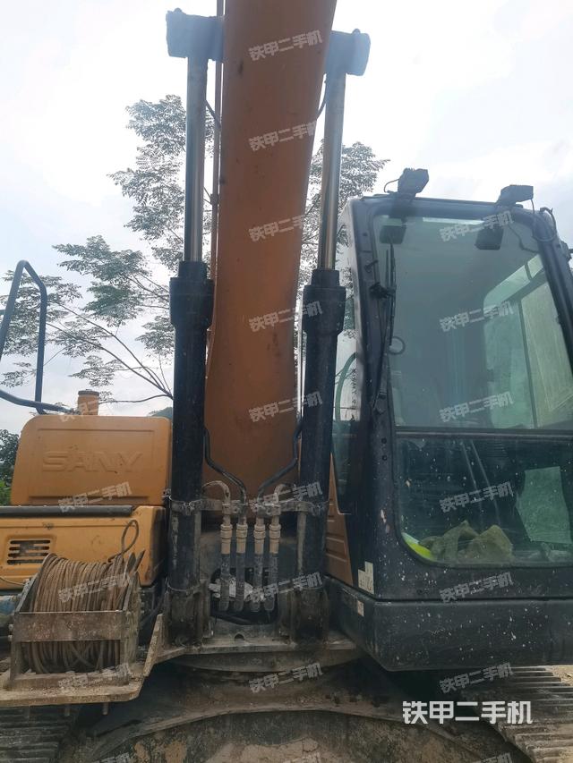 大臂油缸整体 竖拍（工作和回转装置）