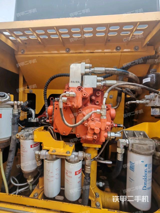 液压泵舱室正面整体（整机外观）