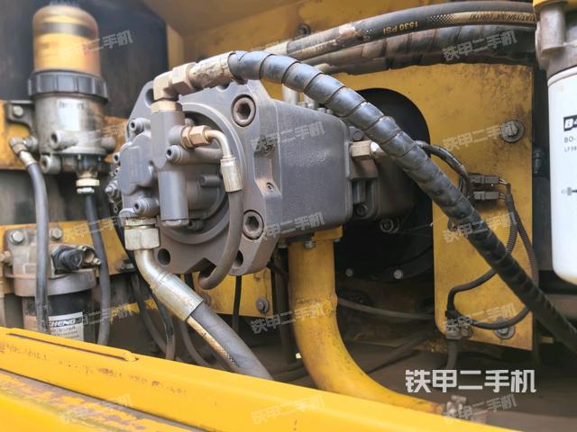 液压泵舱室正面整体（整机外观）