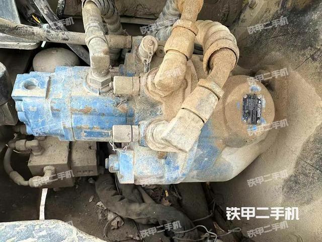 液压泵舱室正面整体（整机外观）