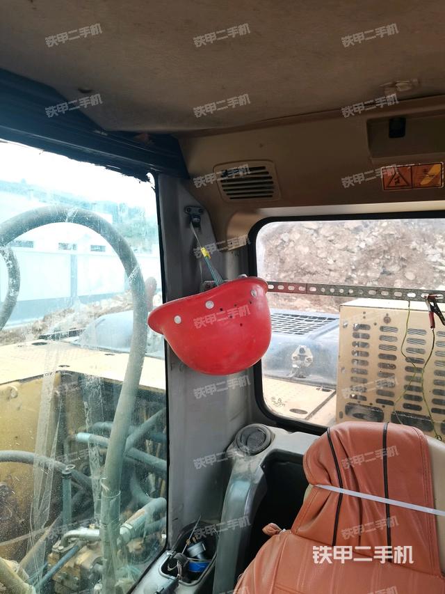 行走控制手柄和踏板 俯拍（驾驶室部分）