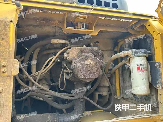 液壓泵艙室正面整體（整機外觀）