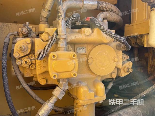 液壓泵艙室正面整體（整機外觀）