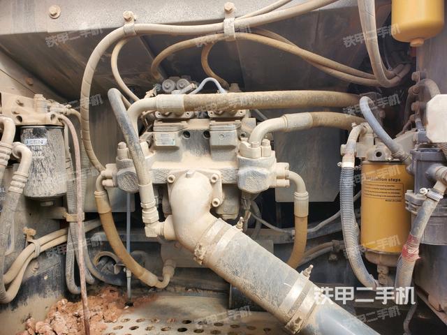 液压泵舱室正面整体（整机外观）