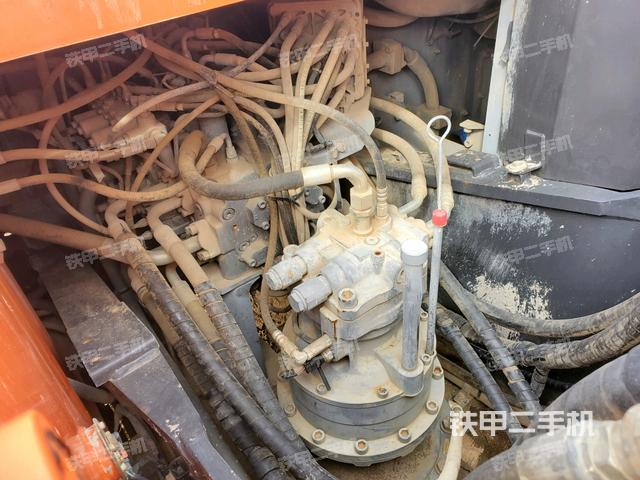 回转马达和主控阀（整机外观）