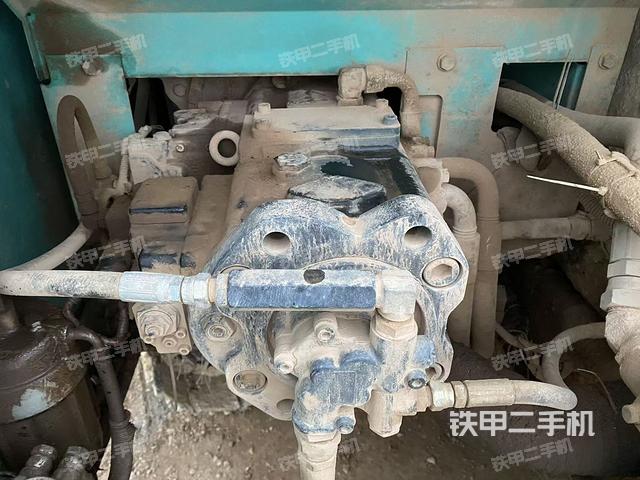 液压泵舱室正面整体（整机外观）