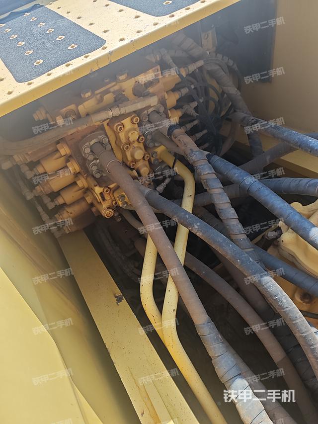 回转马达和主控阀（整机外观）