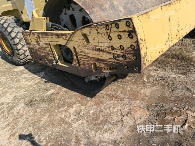 前车架正左侧（压路机前后车架）