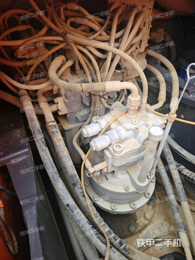 回转马达和主控阀（整机外观）