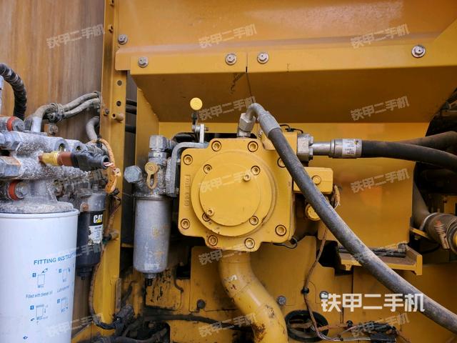 液压泵舱室正面整体（整机外观）