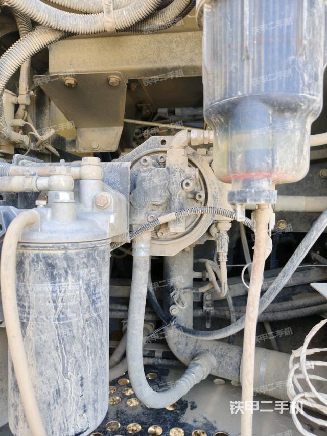 液压泵舱室正面整体（整机外观）