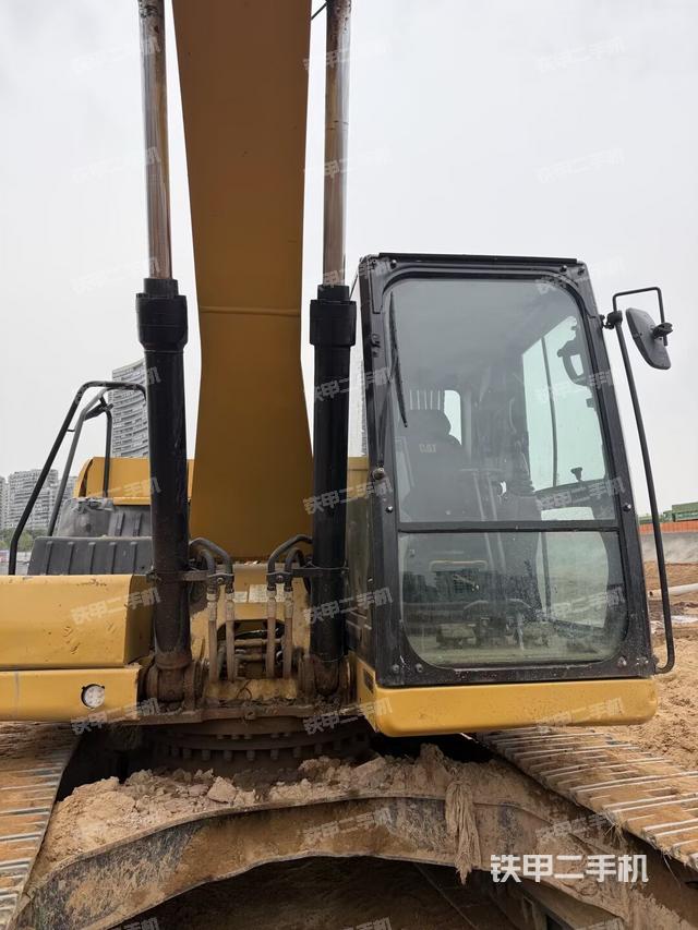 大臂油缸整体 竖拍（工作和回转装置）