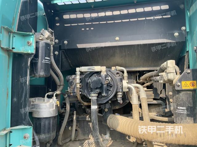 液压泵舱室正面整体（整机外观）