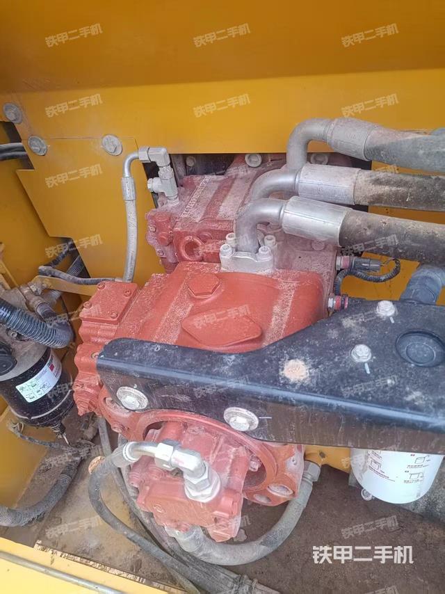 液压泵舱室正面整体（整机外观）