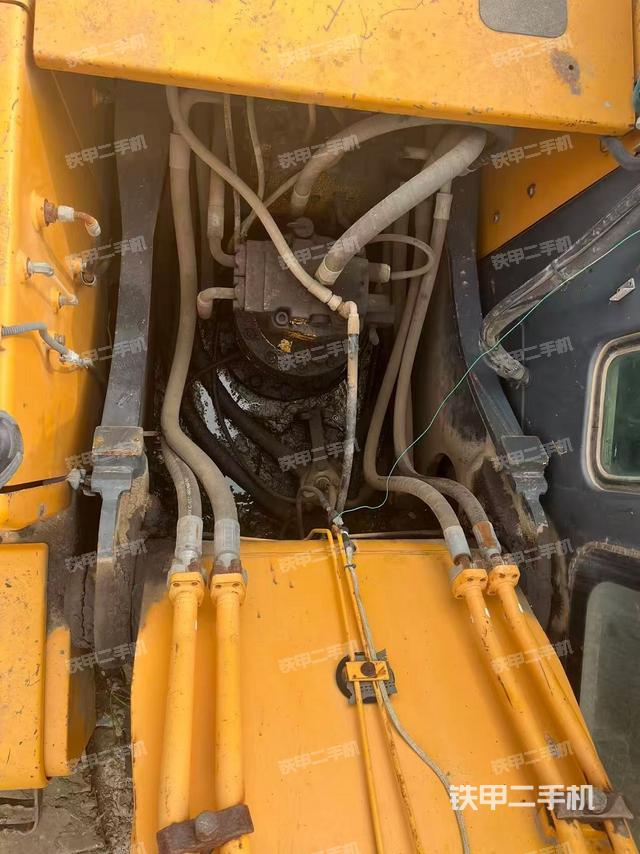 回转马达和主控阀（整机外观）