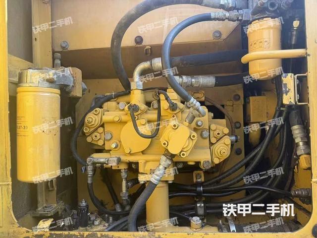 液压泵舱室正面整体（整机外观）