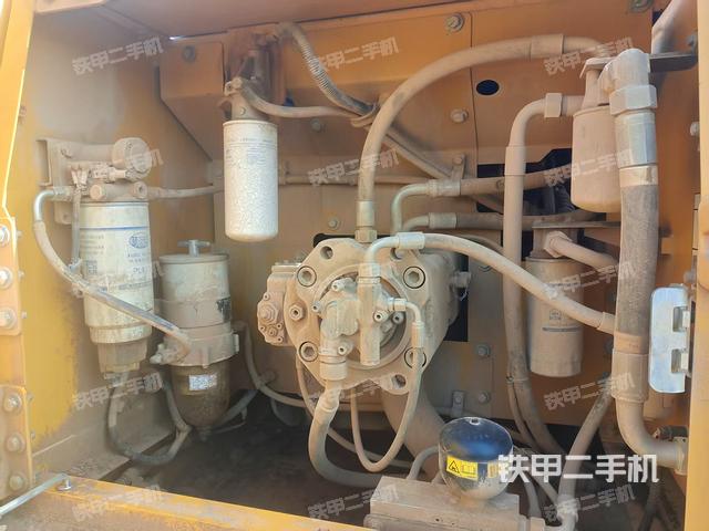 液压泵舱室正面整体（整机外观）