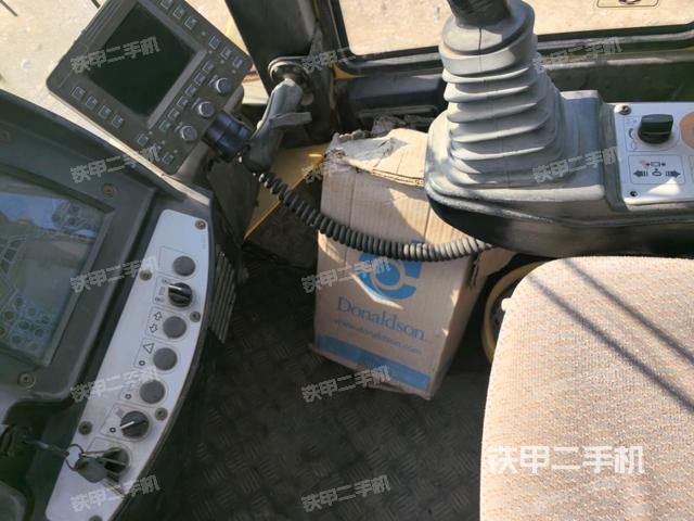 操作台全景（压路机驾驶室）