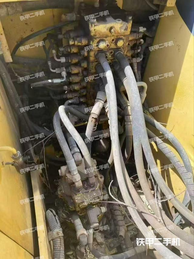 回转马达和主控阀（整机外观）