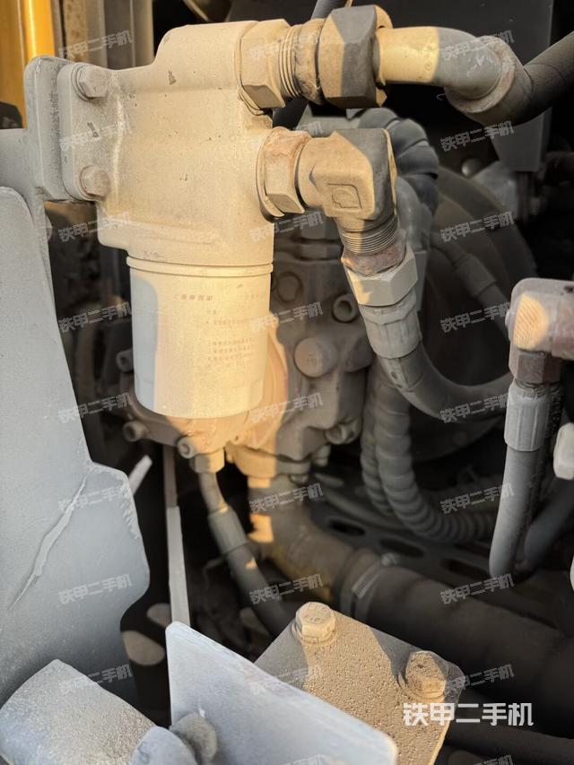 液压泵舱室正面整体（整机外观）